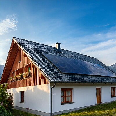 Eine Photovoltaik Anlage Auf Einem Taypisch österreichischem Haus Mit Schrägdach 45532